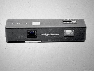 Voigtlander 110 110 EL of 1977 to 1981 has a 3-element 24mm f:5.6 Lanhtar lens and aperture-pr...jpg Voigtlander 110 110 EL of 1977 to 1981 has a 3-element 24mm f:5.6 Lanhtar lens and aperture-pr...jpg