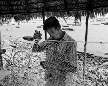 fisherman-repairing-net-Gibara.jpg fisherman-repairing-net-Gibara.jpg
