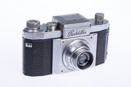 Praktiflex I of 1939 sired a generation of postwar Practikas. It was more compact lhan most 35...jpg Praktiflex I of 1939 sired a generation of postwar Practikas. It was more compact lhan most 35...jpg