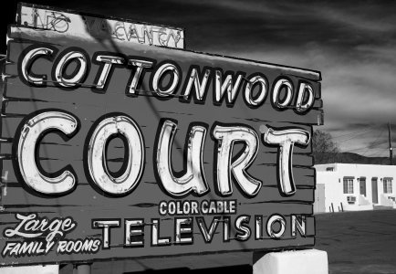 169880953.qLOAHuv2.103CottonwoodCourtSantaFe06BW.JPG