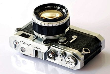 Canon VT Deluxe (VTD) showing parallax-compensating pin in hot shoe. It's fitted with Canon's...jpeg