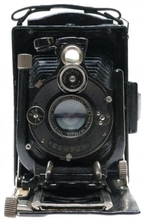 Vpoigtlander Avus 9x12cm with excellene 13.5cm f:4.5 Skopar lens in old dial-set Compur shutter.jpg
