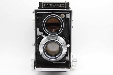 Mamiyaflex C2 with flat bottom, dual focusing knobs , and later 80mm f:2.8 Mamiya-Sekor lens w...jpg Mamiyaflex C2 with flat bottom, dual focusing knobs , and later 80mm f:2.8 Mamiya-Sekor lens w...jpg