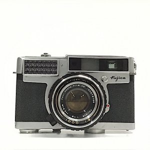 Fujica 35-SE with 4.5cm f:1.9 lens and  built-in selenium meter. %221000 1.9%22 logo below len...jpg